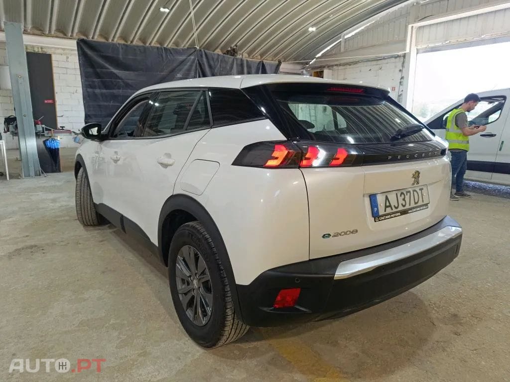 Peugeot E-2008 50 kWh Active Pack