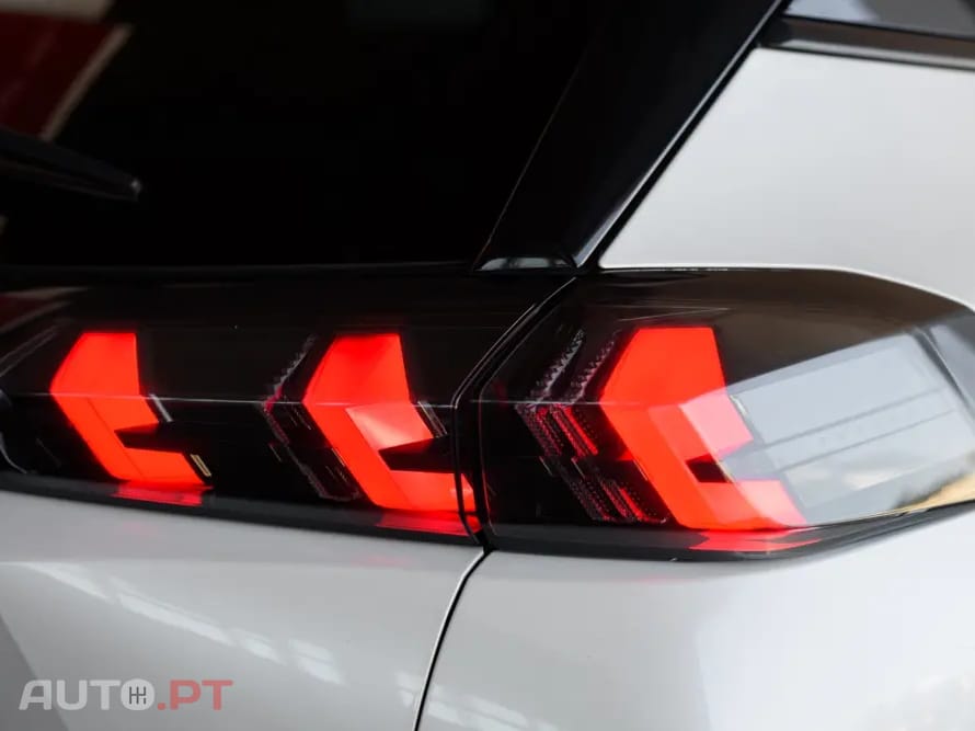 Peugeot 2008 1.2 PureTech Allure EAT8