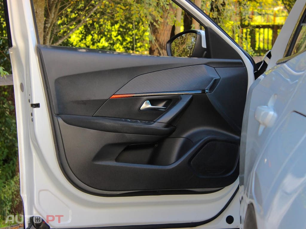 Peugeot 2008 1.2 PureTech Active EAT8