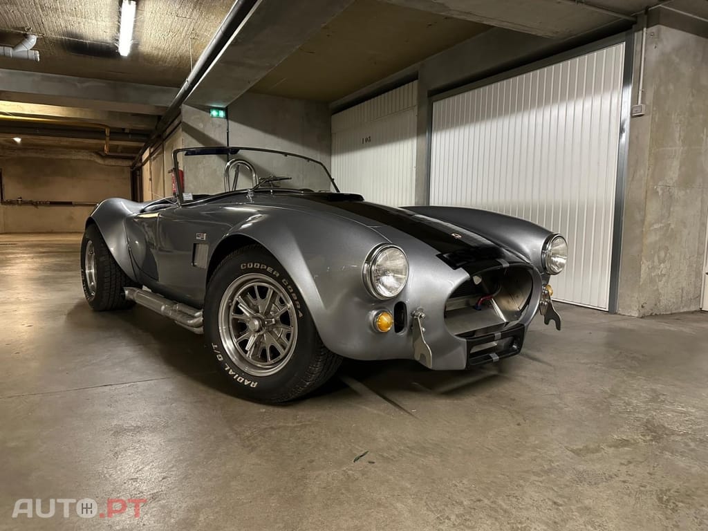 AC Cobra V8