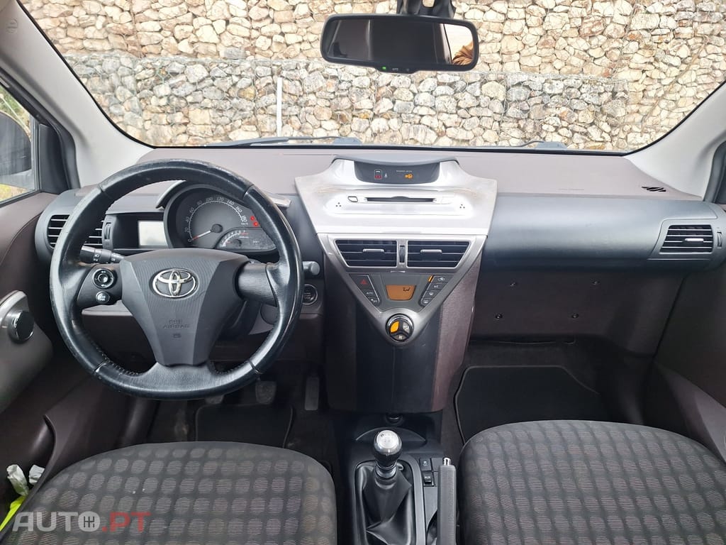 Toyota iQ 1.0 VVT-i 2