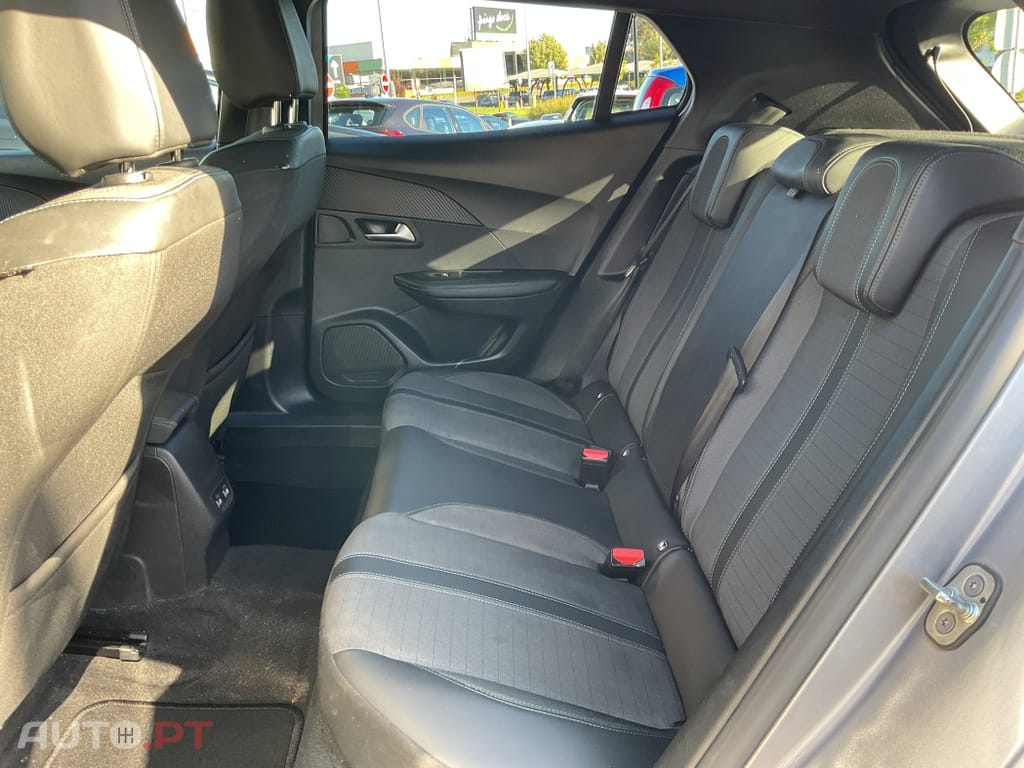 Peugeot E-2008 50 kWh Allure Pack