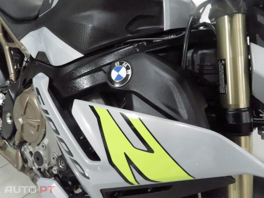 BMW S .