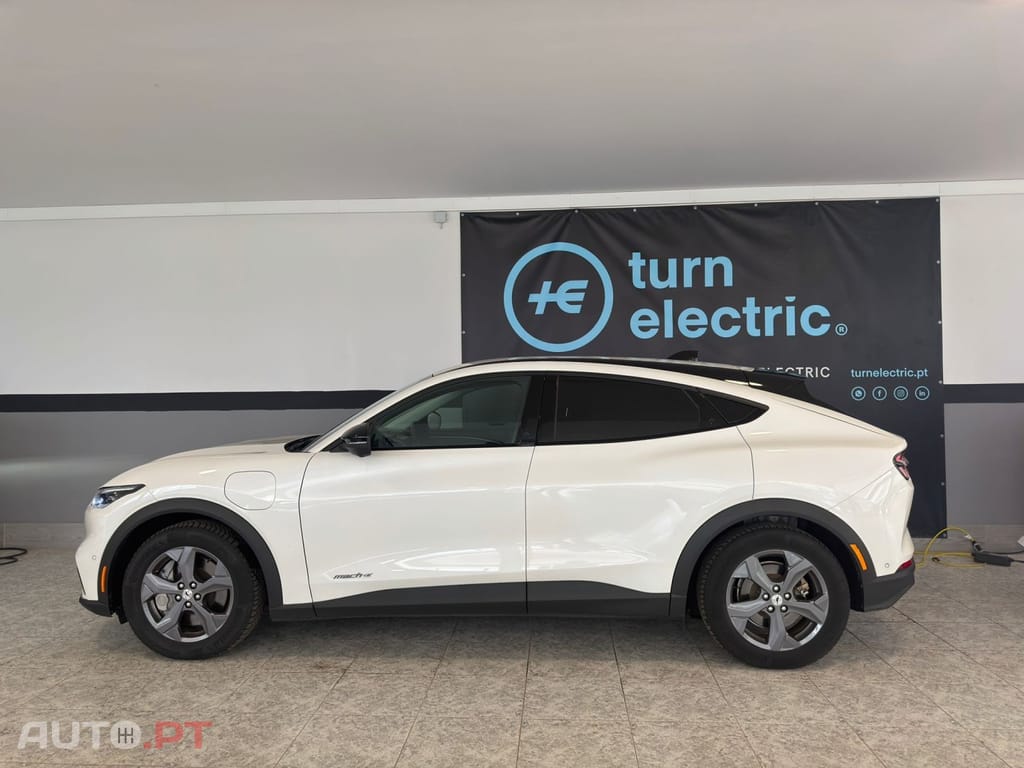 Ford Mustang Mach-E 75.7 kWh Base