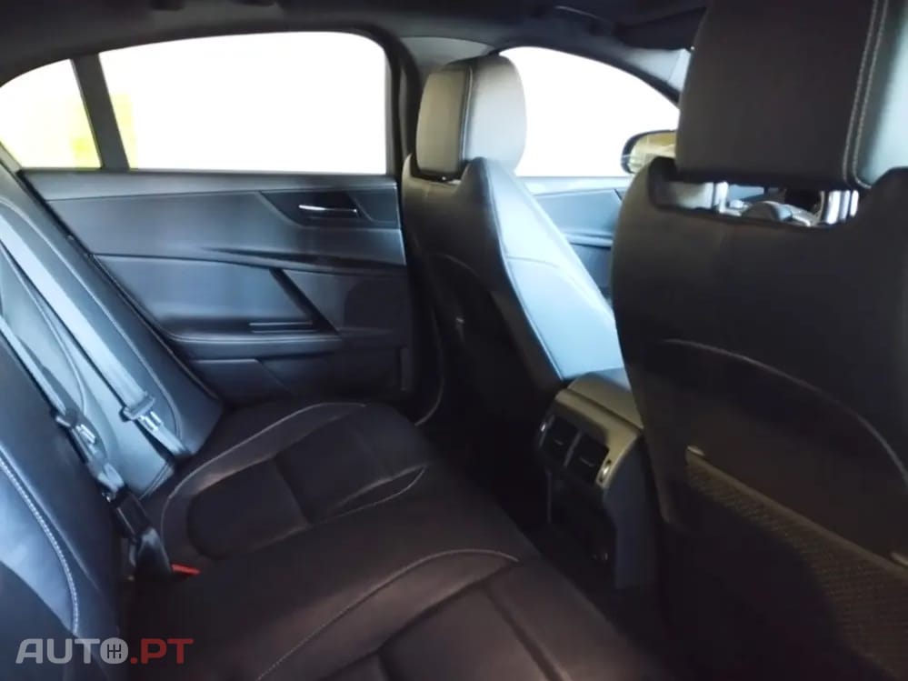 Jaguar XE 2.0 D R-Dynamic SE