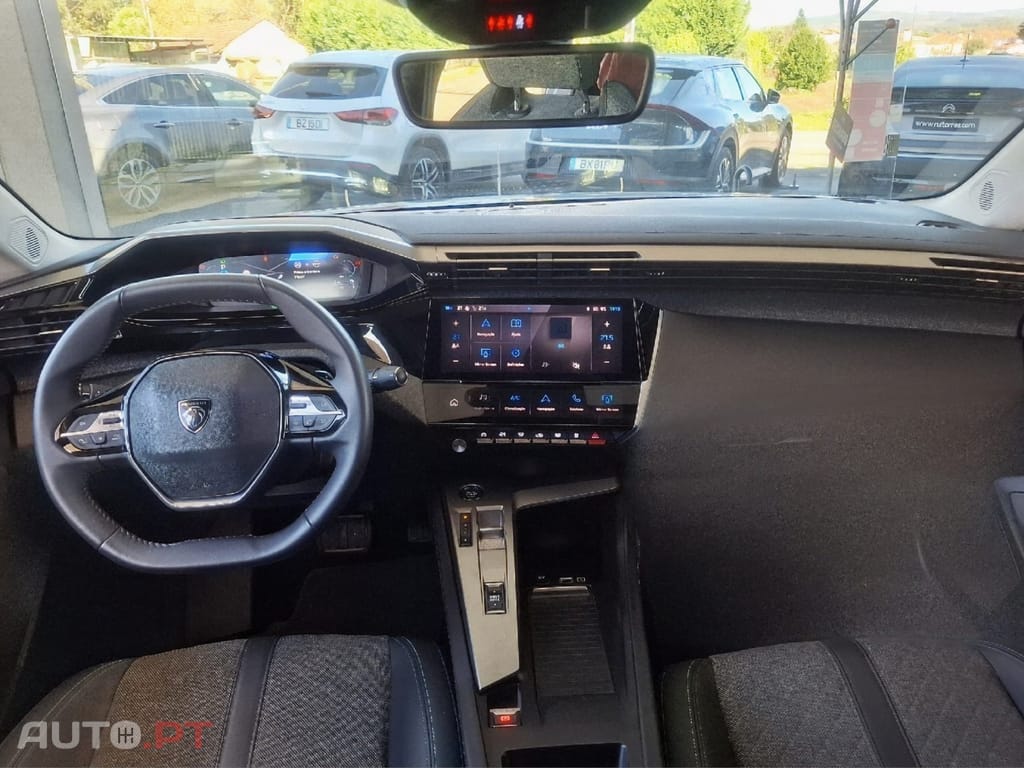 Peugeot 408 Plug-In Hybrid 180 e-EAT8 Allure