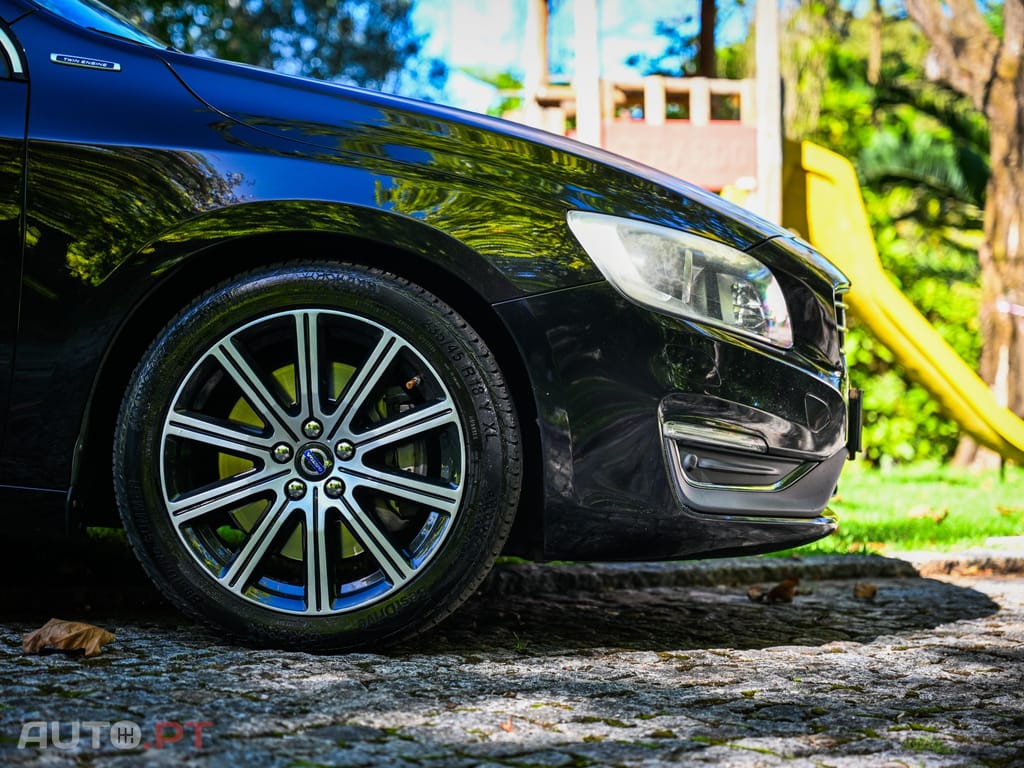 Volvo V60 2.4 D6 R-Design Momentum AWD Phev