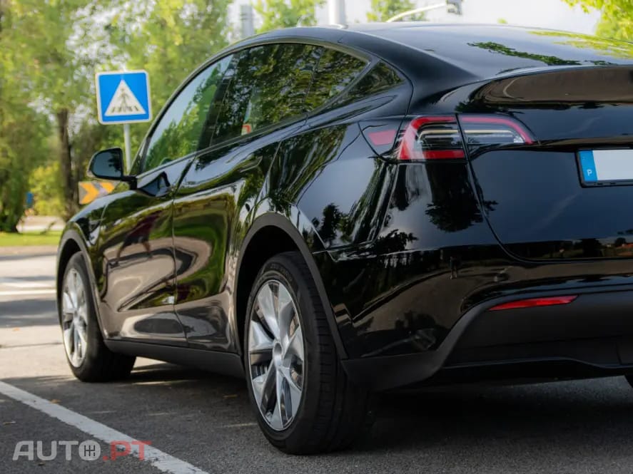Tesla Model Y RWD — fotografia 11