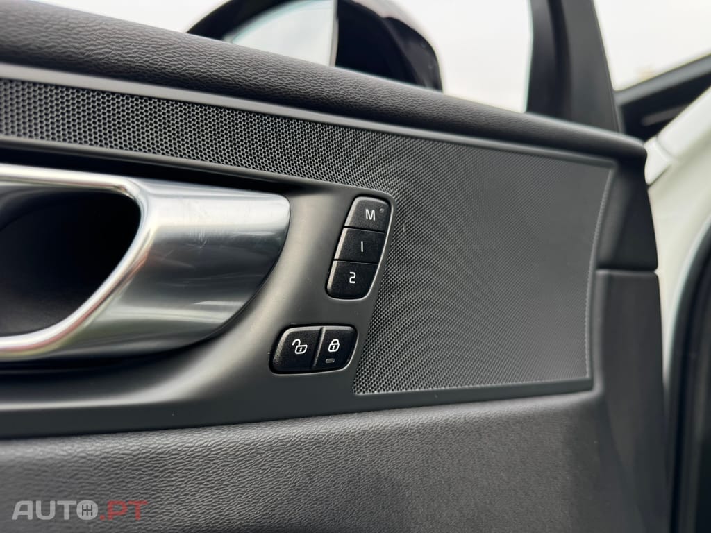 Volvo XC60 2.0 T6 PHEV R-Design AWD