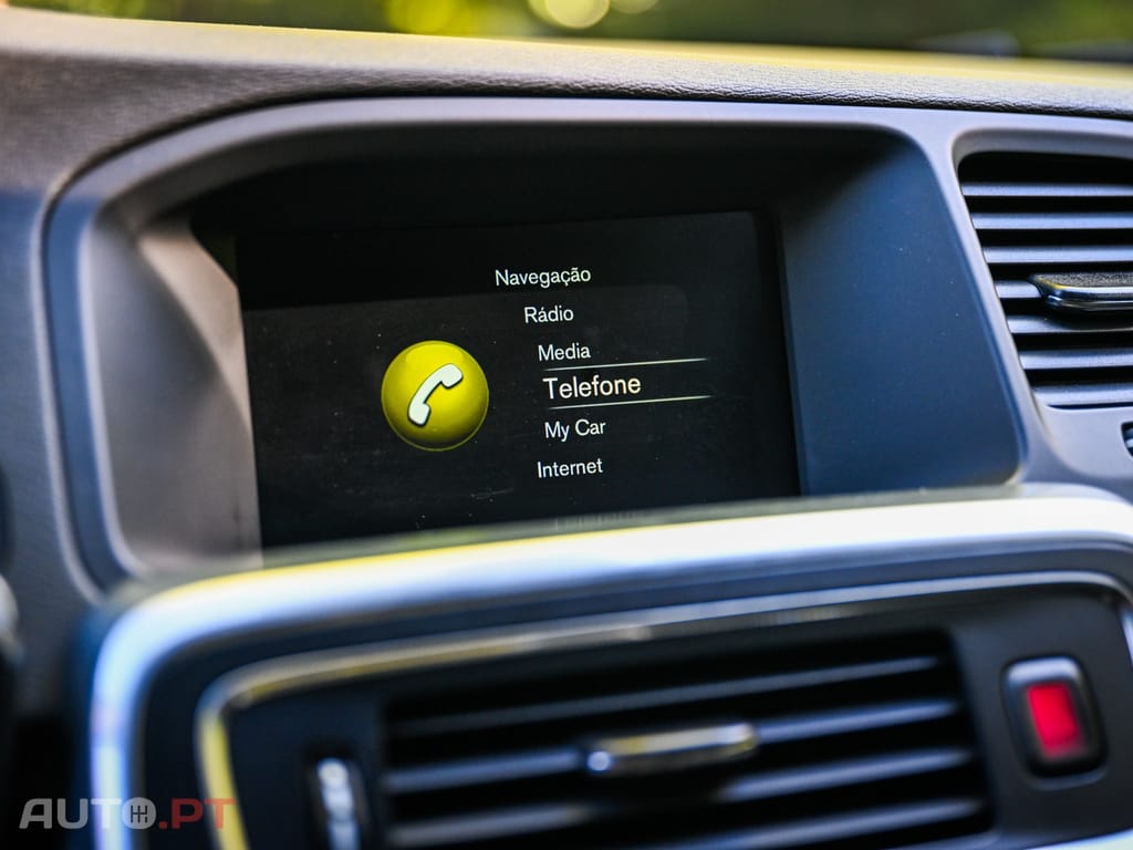 Volvo V60 2.4 D6 R-Design Momentum AWD Phev
