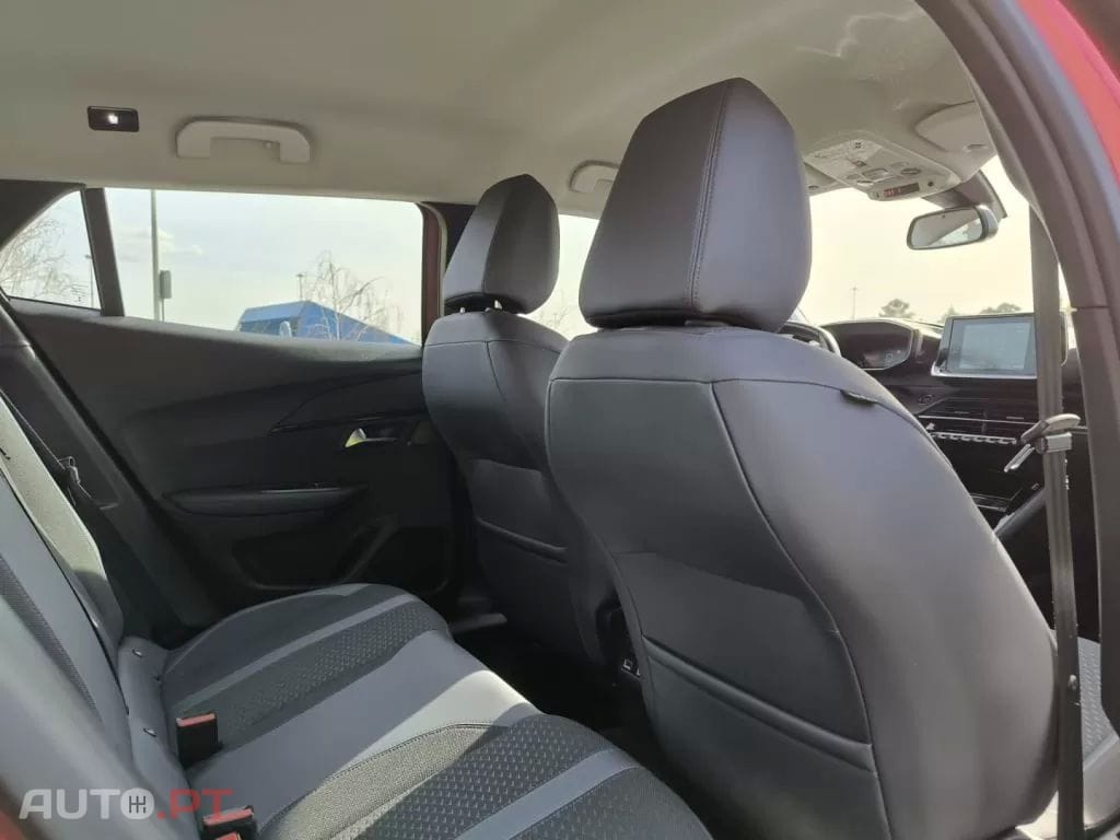 Peugeot E-2008 50 kWh Allure Pack