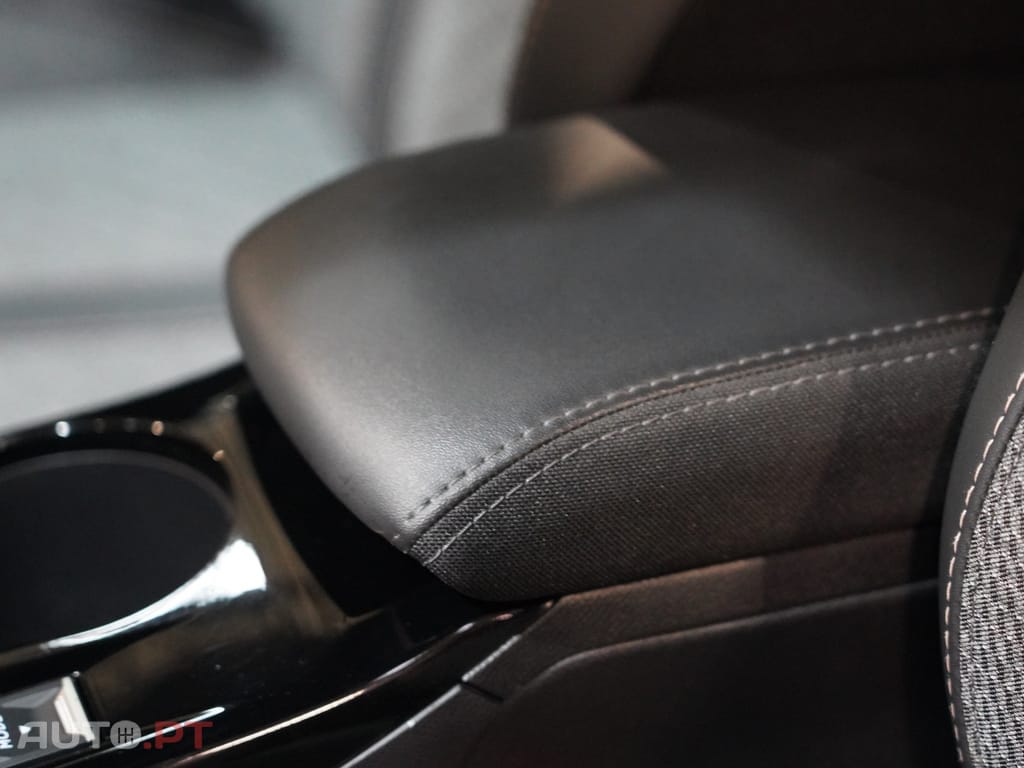 Peugeot 2008 1.2 Hybrid Allure e-DCS6