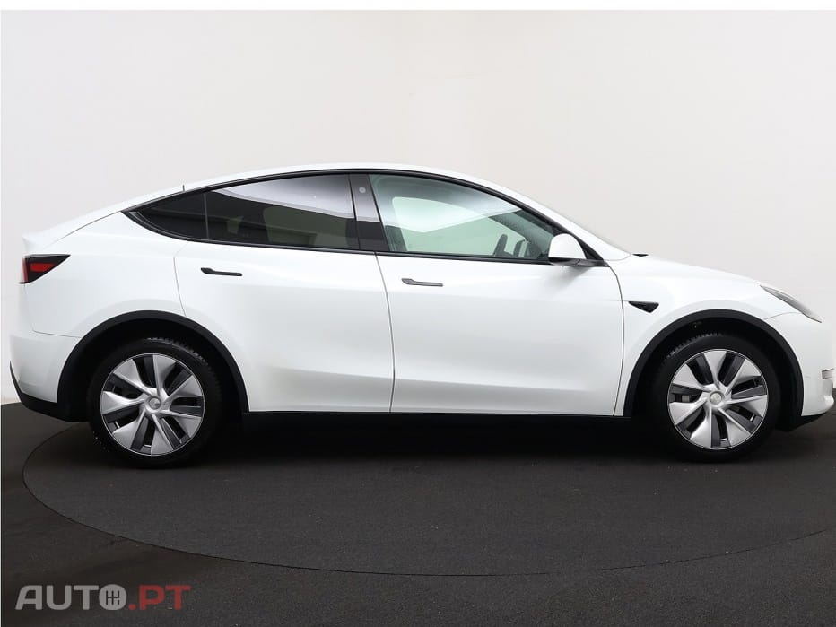 Tesla Model Y Long-Range RWD