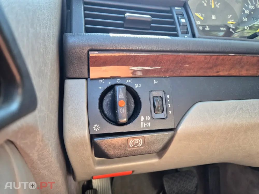 Mercedes-Benz 230 Outro