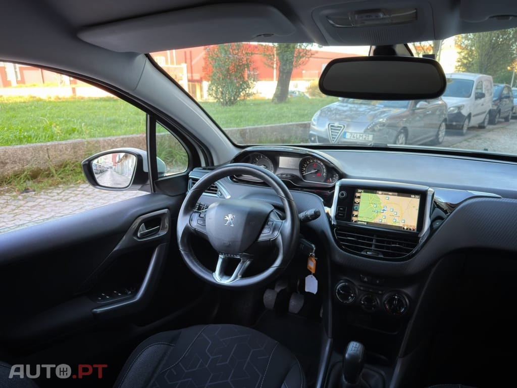 Peugeot 2008 1.2 PureTech Allure — fotografia 18