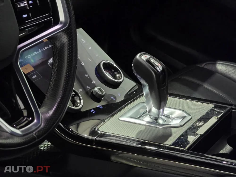 Land Rover Evoque P300e R-Dynamic