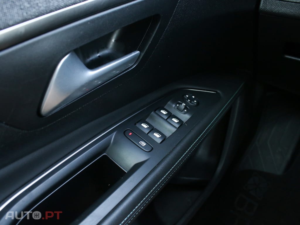 Peugeot 5008 1.2 PureTech Allure EAT8