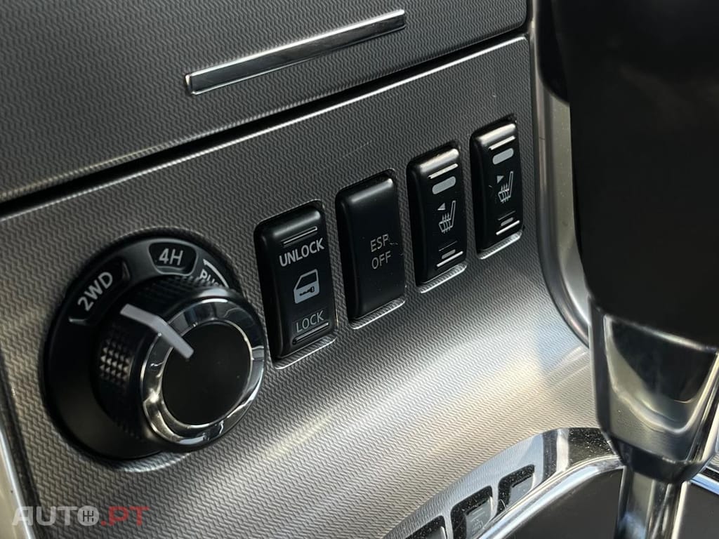 Nissan Navara 3.0 dCi V6 CD LE AT 4WD