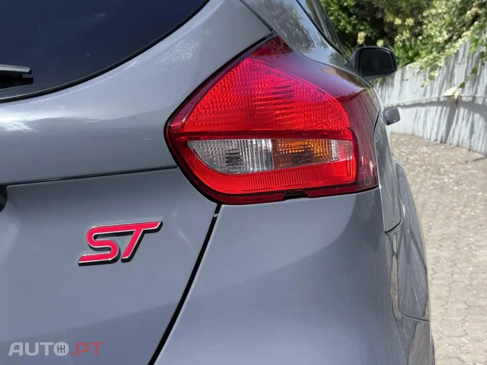 Ford Focus 2.0 EcoBoost ST c/ Pack Pele Desportiva