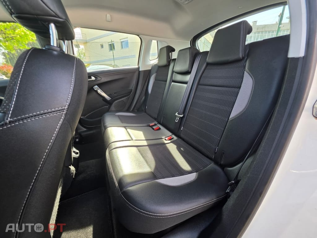 Peugeot 2008 1.2 PureTech Allure EAT6