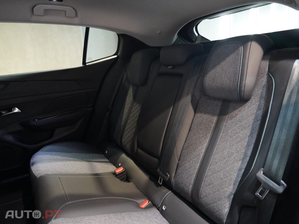 Peugeot 408 1.2 PureTech Allure EAT8