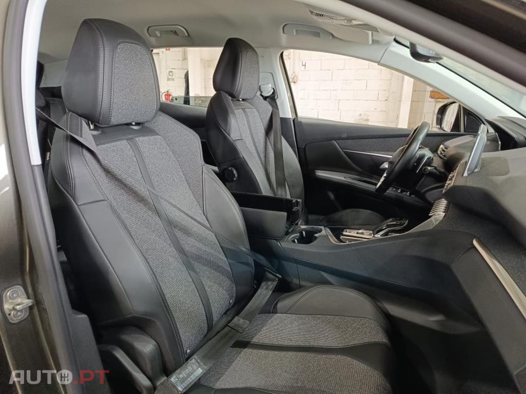Peugeot 3008 1.6 Hybrid Allure e-EAT8