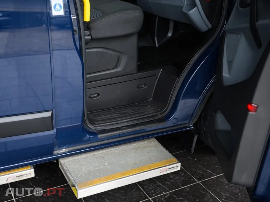 Ford Transit Custom Adaptada p/ 3 cadeiras de rodas