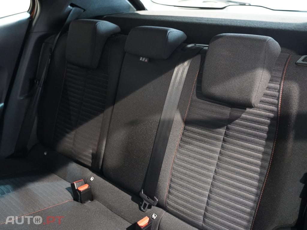 Peugeot E-2008 50 kWh Active