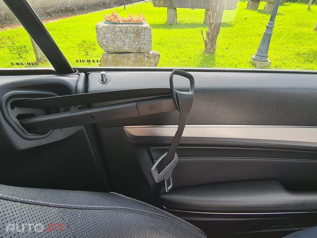 Mercedes-Benz E 220 CDi BlueEfficiency Auto