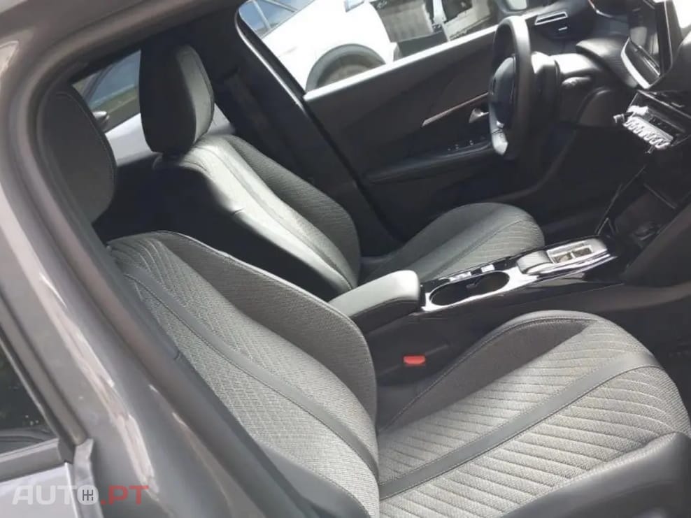 Peugeot E-2008 50 kWh Allure