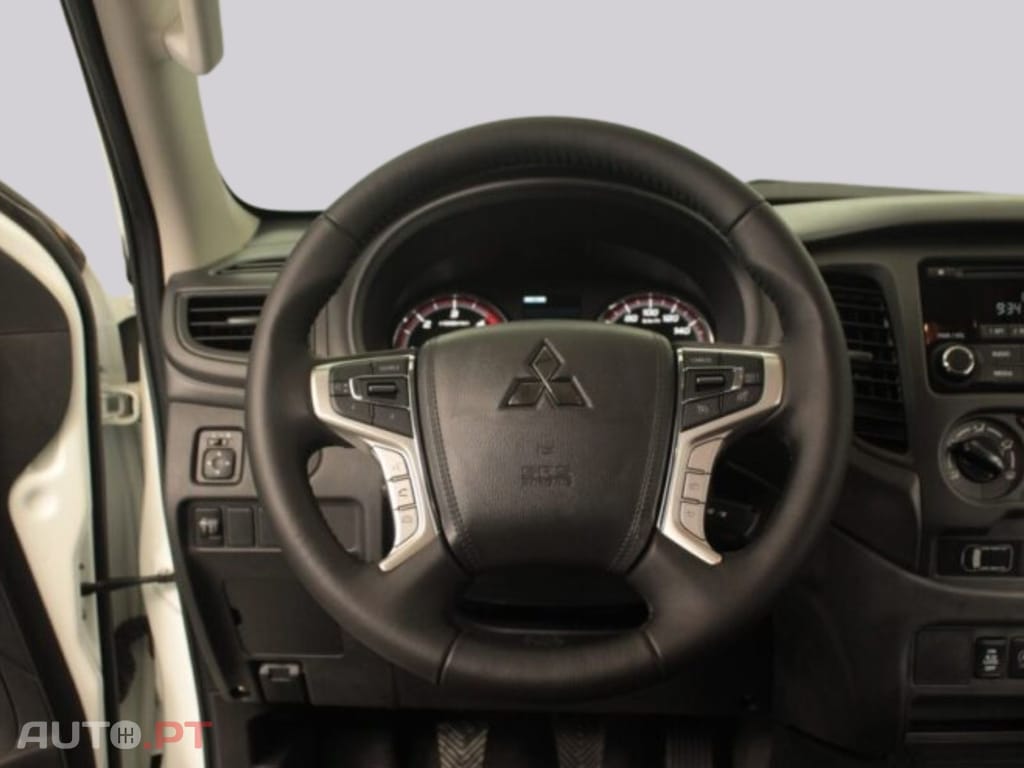 Mitsubishi L200 2.3 DI-D CD Invite 4WD I.V.A DEDUTÍVEL 