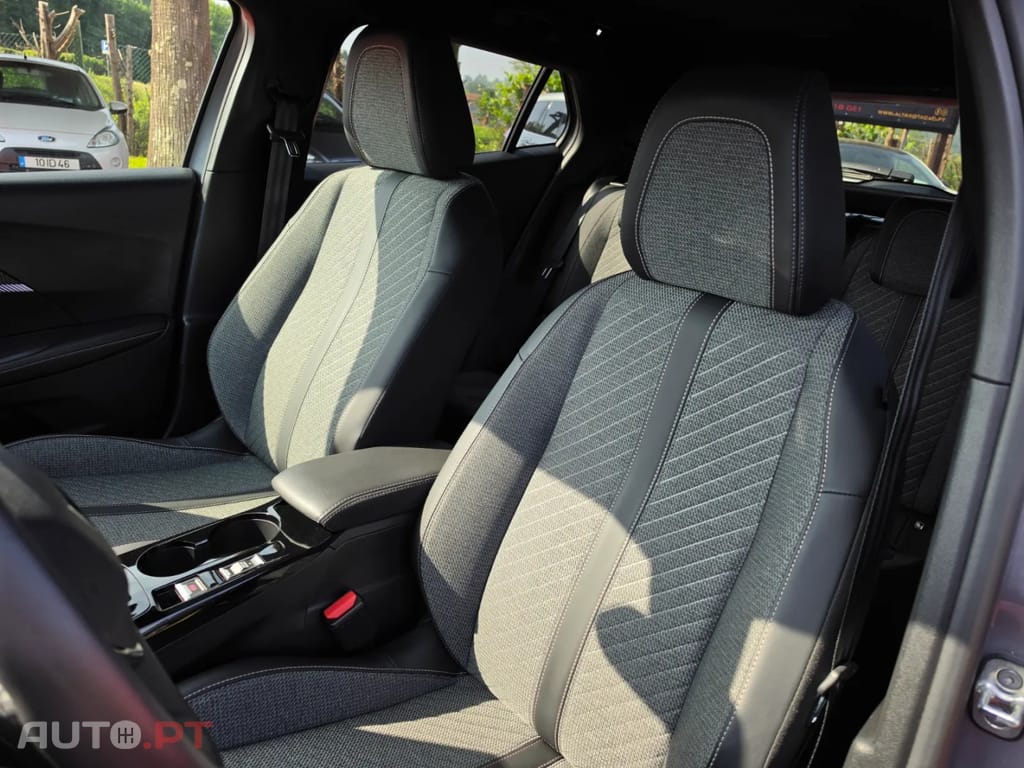 Peugeot 2008 Hybrid 136 e-DSC Allure