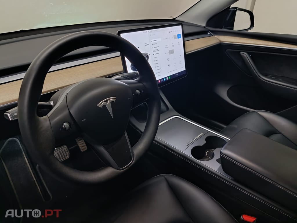 Tesla Model Y Standard RWD Plus — fotografia 16