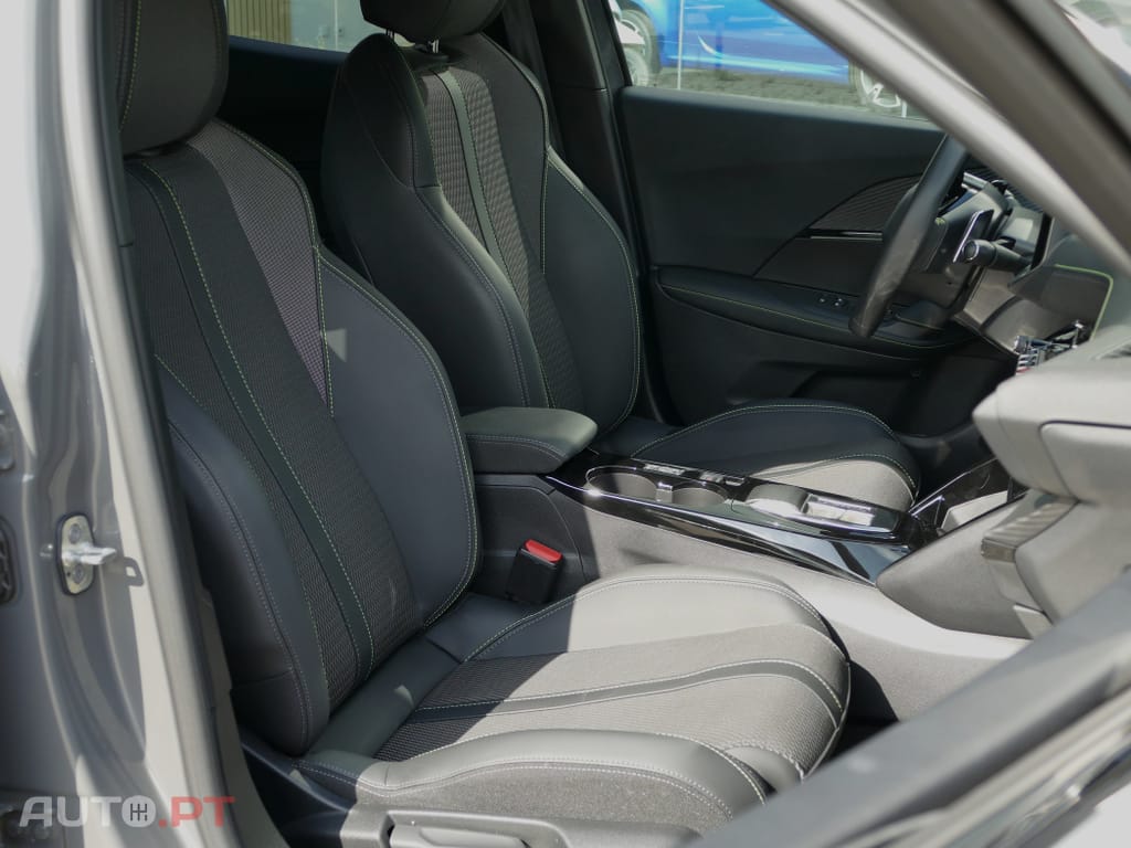 Peugeot 2008 1.2 PureTech GT EAT8