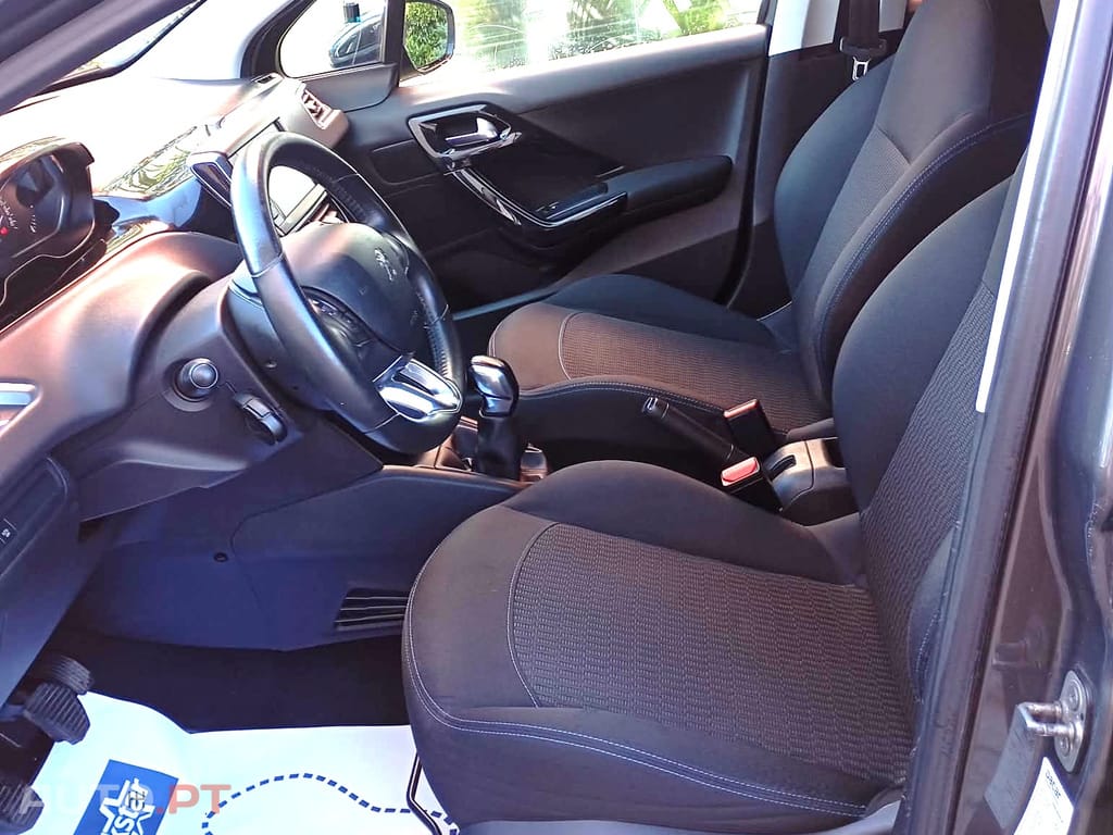 Peugeot 208 1.2 PureTech Signature 82 cv–Nacional