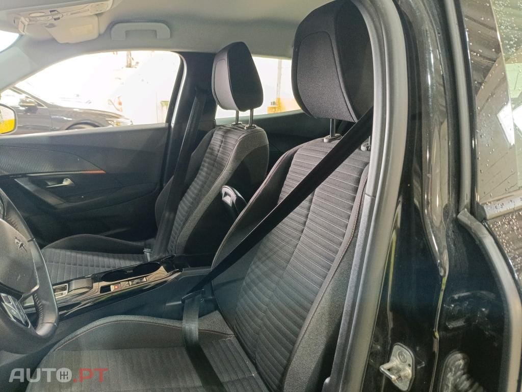 Peugeot E-2008 50 kWh Active Pack