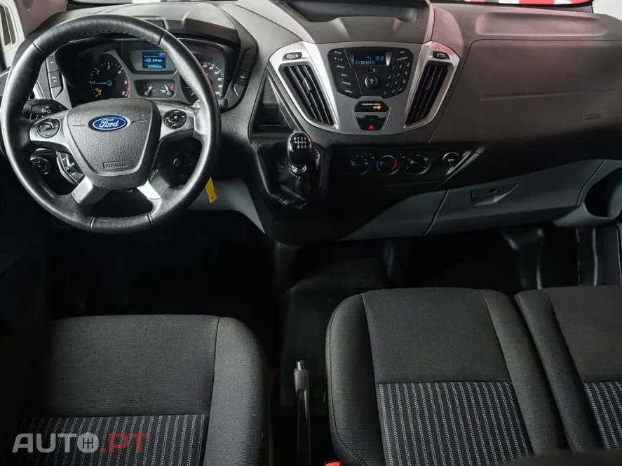 Ford Transit Custom Adaptada p/ 3 cadeiras de rodas