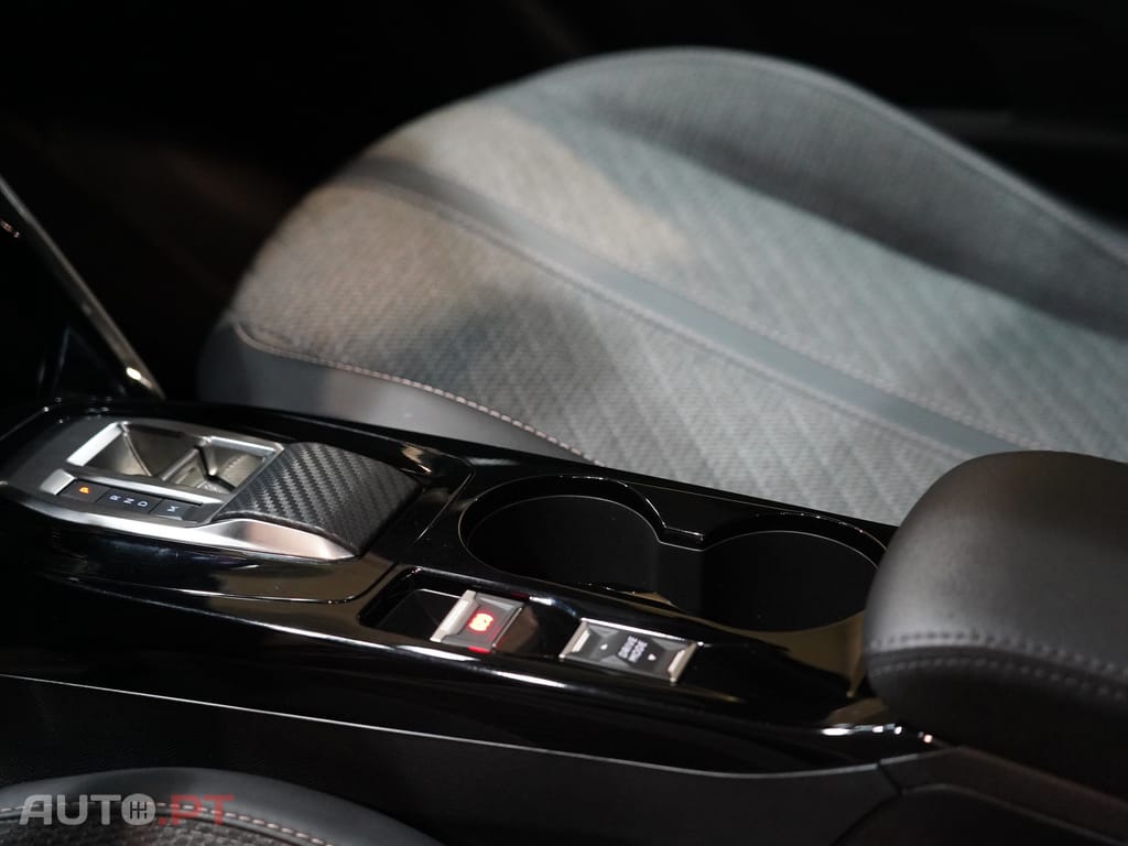 Peugeot 2008 1.2 Hybrid Allure e-DCS6