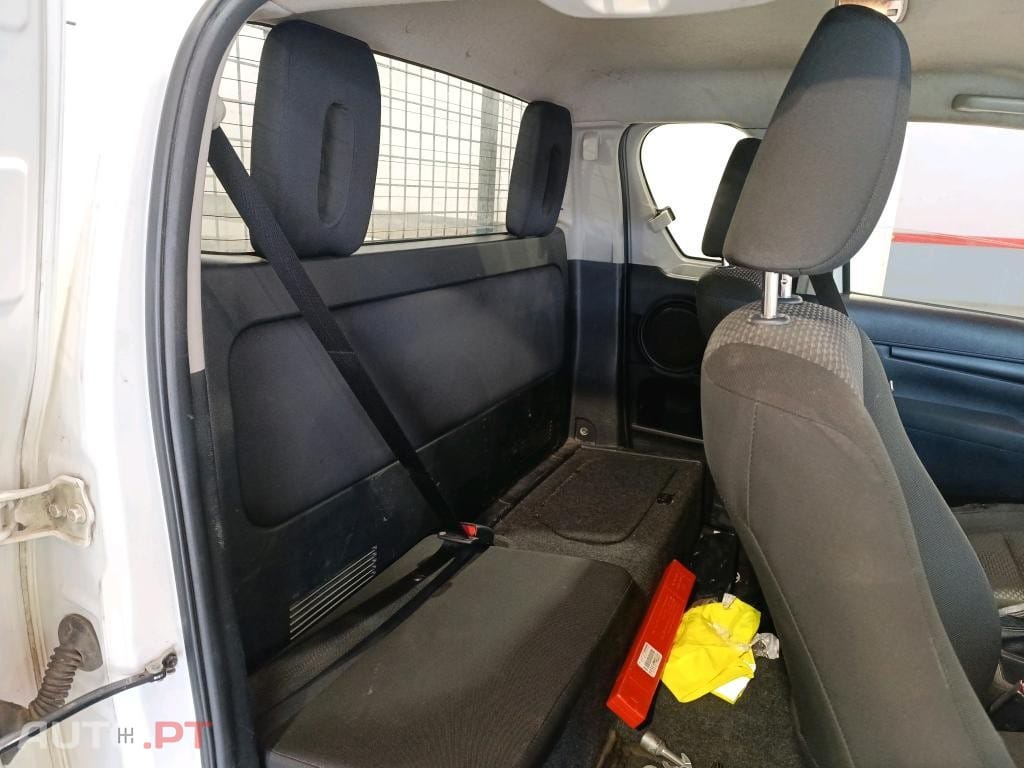 Toyota Hilux 2.4 D-4D 2WD CD