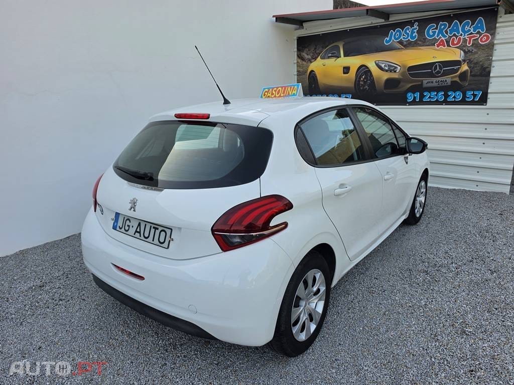 Peugeot 208 1.2i 68Cv Life