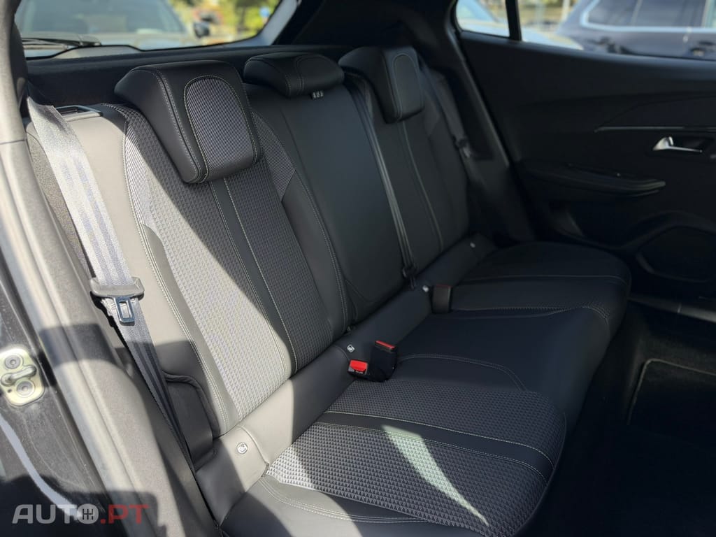 Peugeot E-2008 50 kWh GT