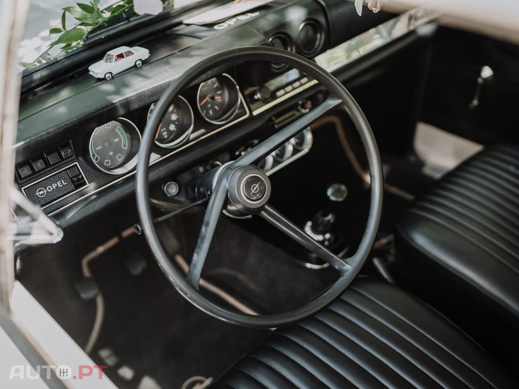 Opel Kadett Sedan 2 door 1.1