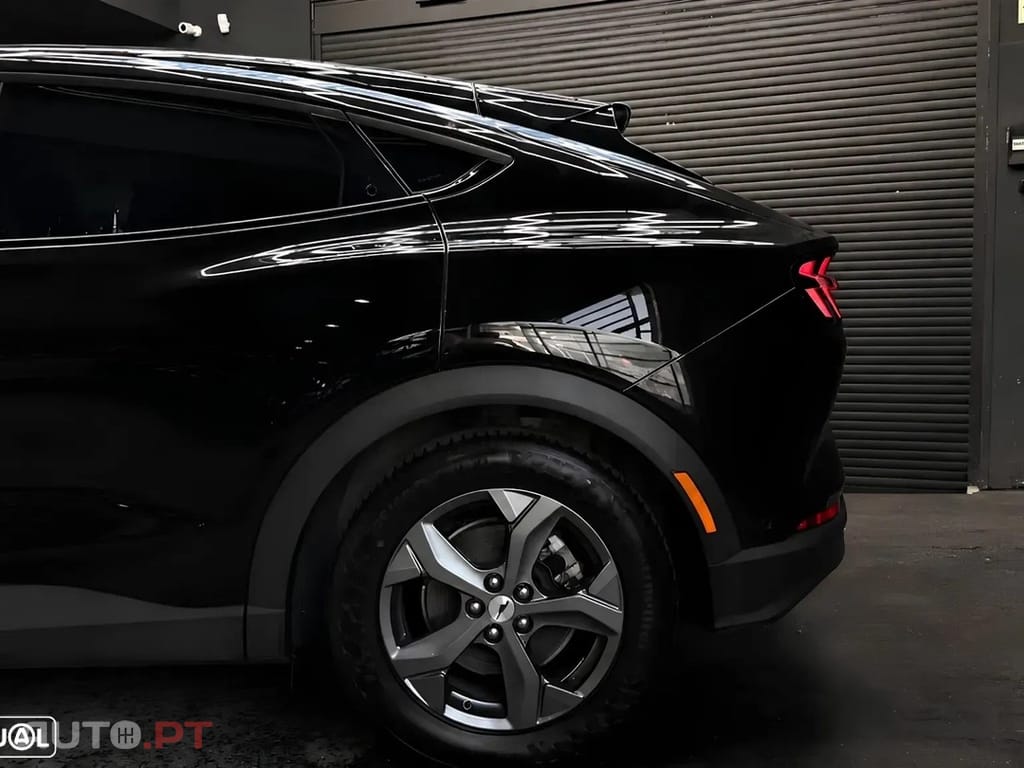 Ford Mustang Mach-E 75.7 kWh Base