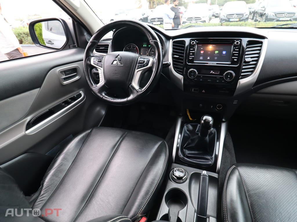 Mitsubishi L200 2.4 DI-D CD Invite Strakar Look 4WD