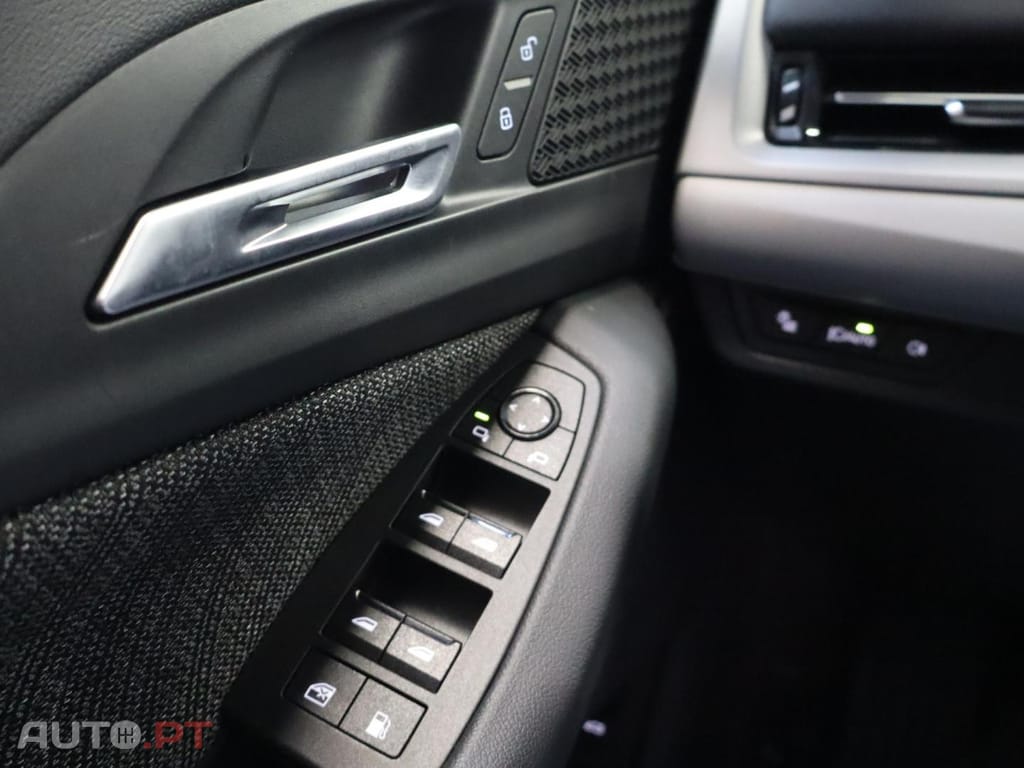BMW 225 xe Auto