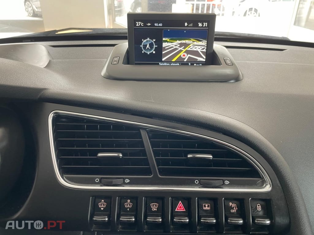 Peugeot 3008 1.6 HDi Allure — fotografia 16