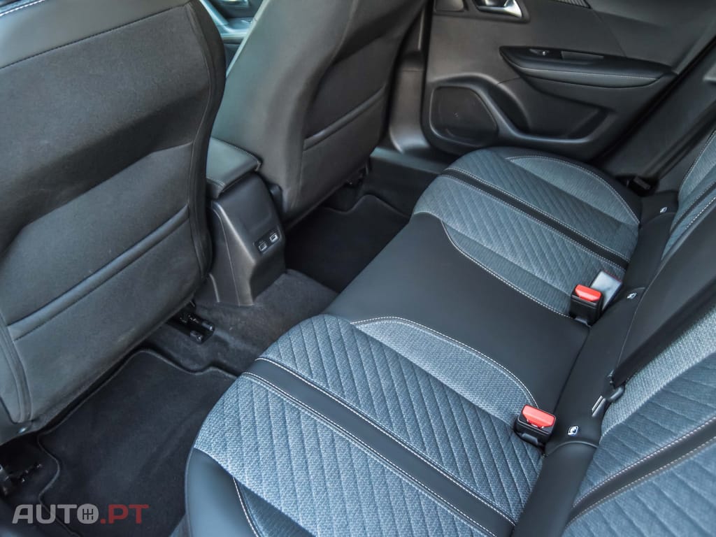 Peugeot 2008 1.2 Hybrid Allure e-DCS6