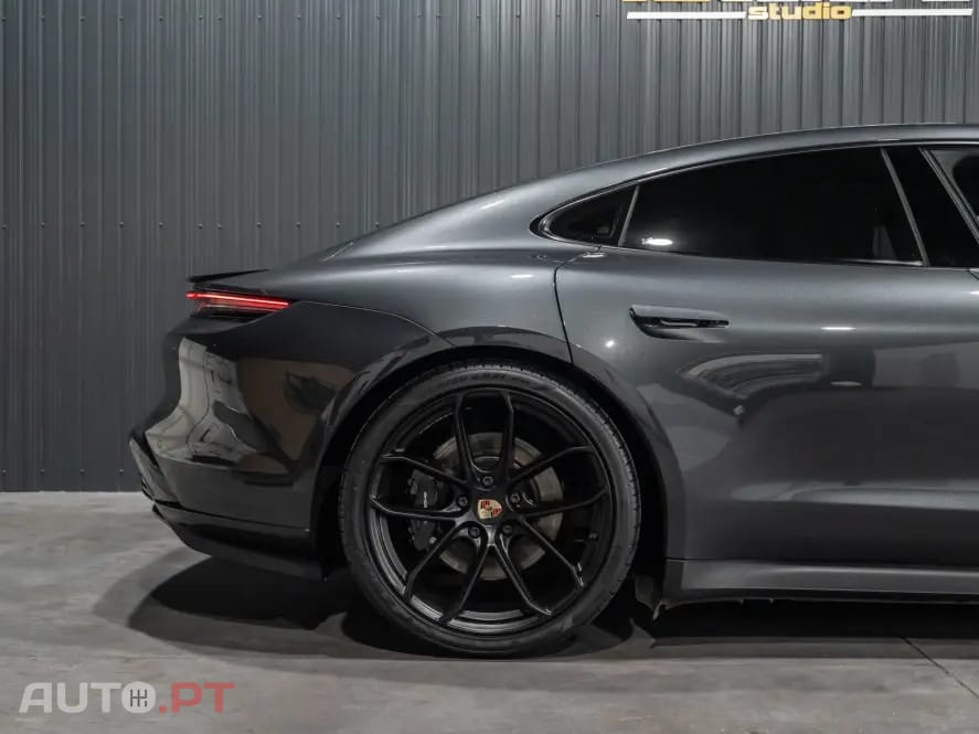 Porsche Taycan 4