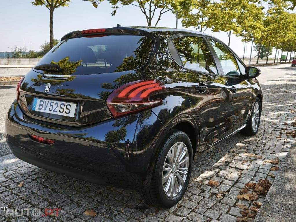Peugeot 208 PureTech 82 Stop & Start Signature