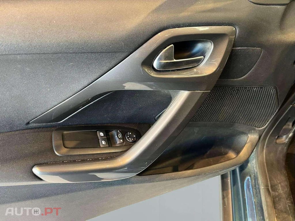 Peugeot 2008 1.2 e-VTi Style